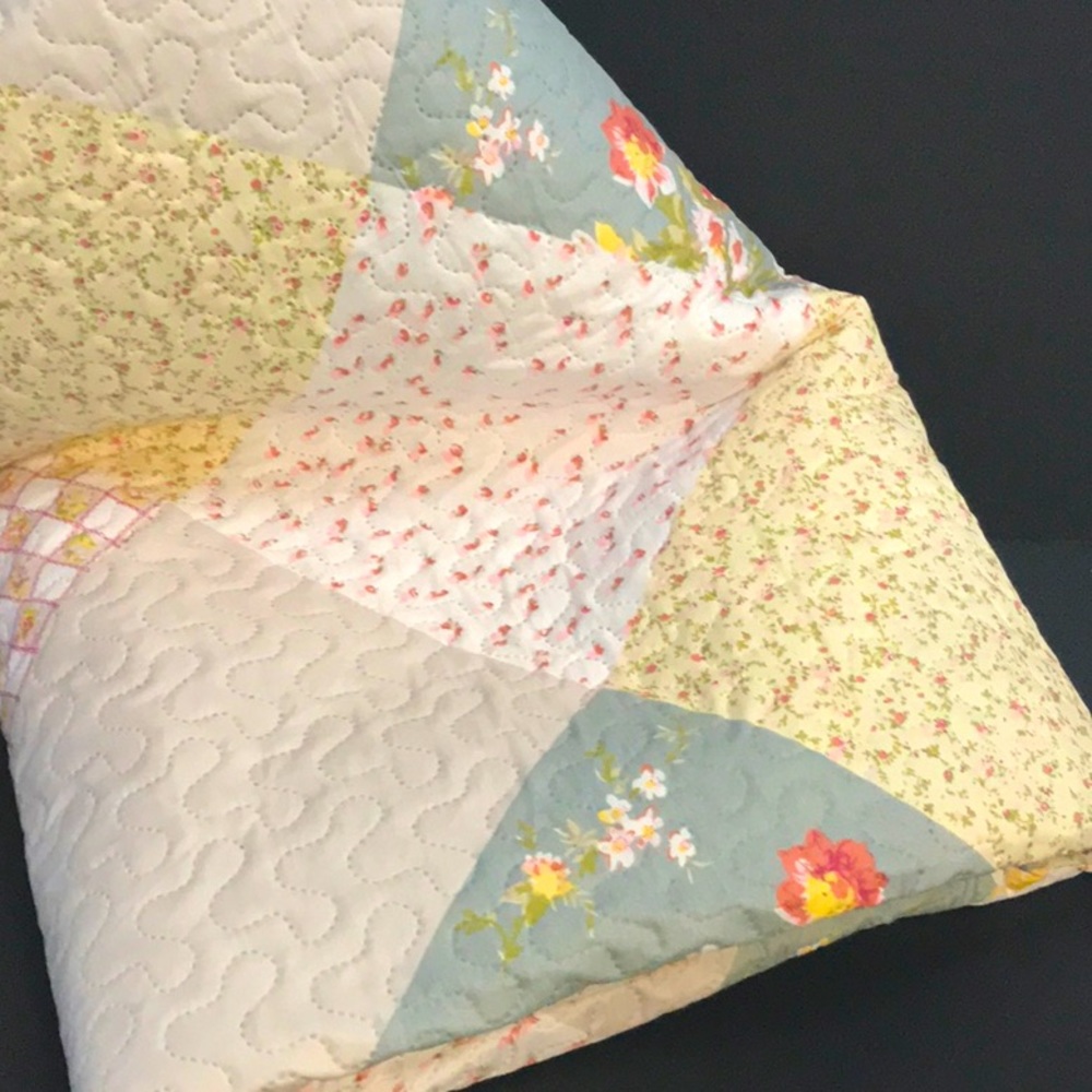 NWOT QUEEN LIGHTWEIGHT FRENCH COUNTRY STYLE QUILT